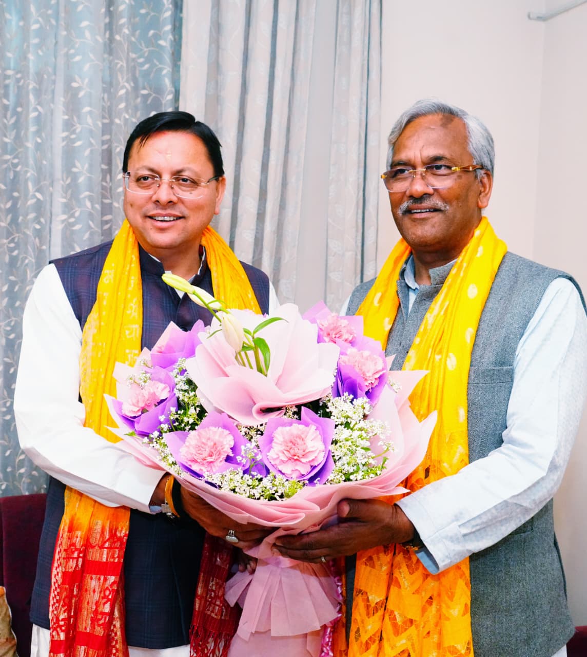 सियासी गलियारों में होली की रंगत: सीएम धामी पहुंचे पूर्व मुख्यमंत्री त्रिवेंद्र सिंह रावत के आवास, दी पर्व की बधाई